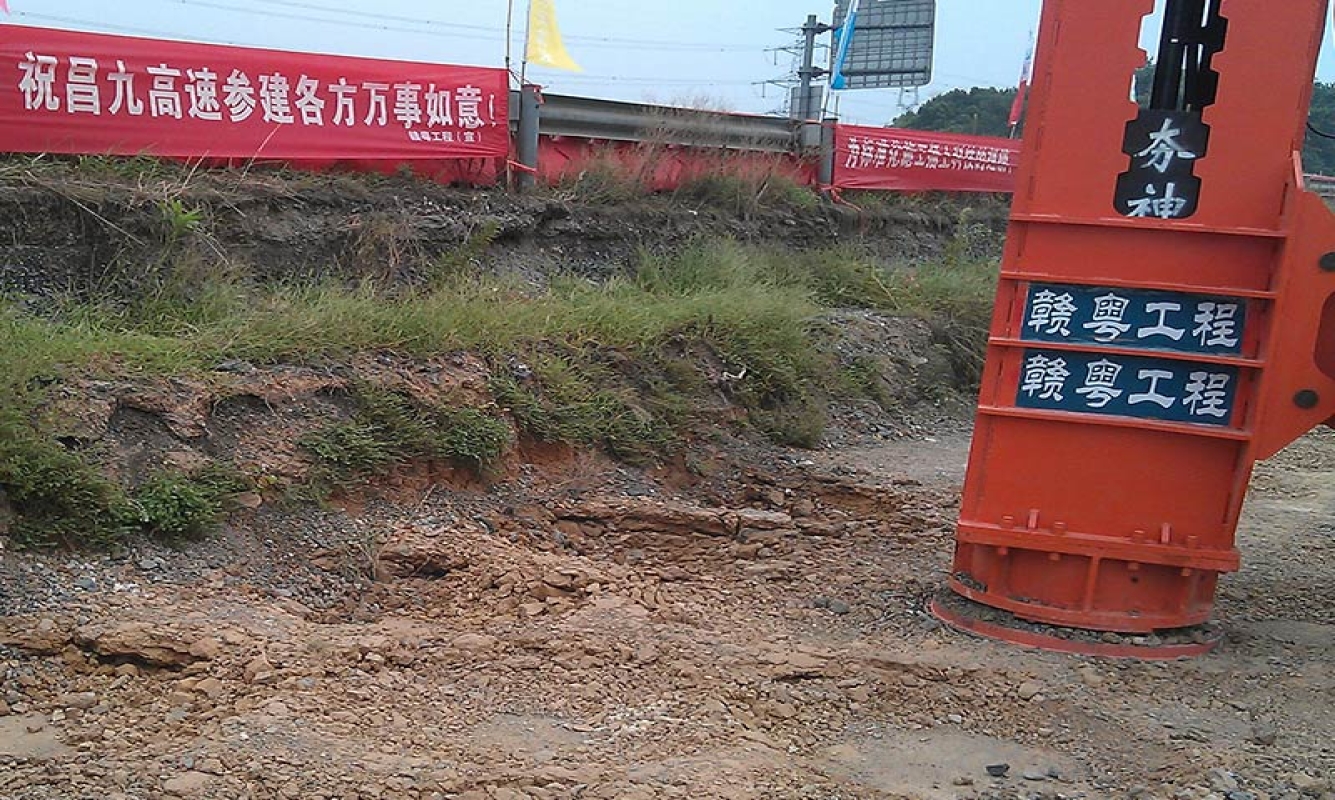 昌九高速中高速液壓夯實機(jī)的應(yīng)用（夯神HC36液壓夯機(jī)高速公路施工方法）